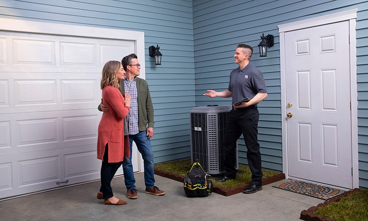 day-and-night-ductless-dealer-talking-to-homeowner